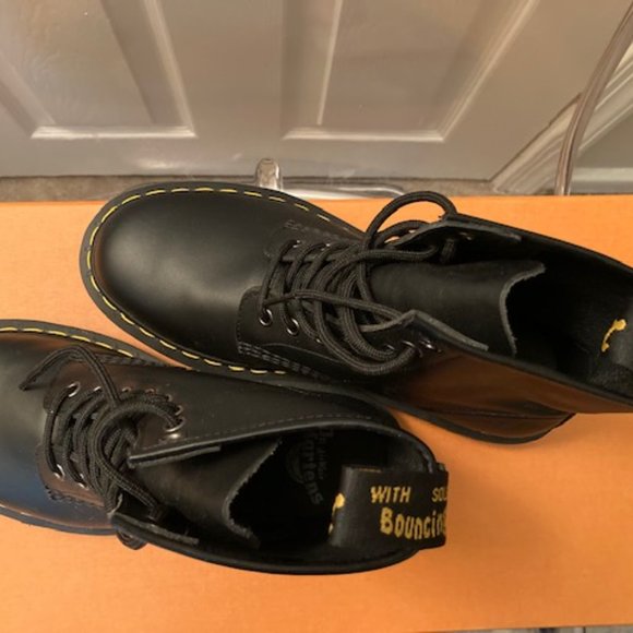 Dr. Martens '146 W Boot' - Picture 2 of 5